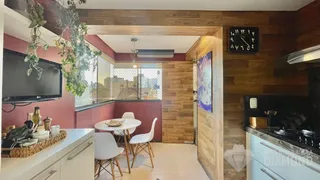 Sala de jantar com mesa e decoração em um apartamento no Brasil.