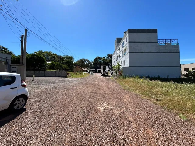 Vista externa de um imóvel com uma estrada de terra e vegetação ao redor.
