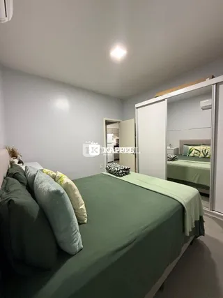 Foto de um quarto com cama e armário em um imóvel.