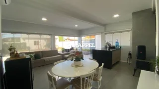 Sala de estar com sofá e mesa redonda em ambiente claro.