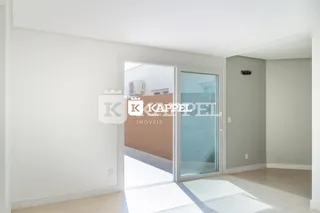Hall de entrada com porta de vidro em um ambiente interno.