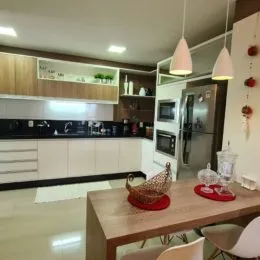 Foto de uma cozinha com armários de madeira e eletrodomésticos modernos.