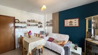 Sala de estar com sofá e mesa de jantar em um imóvel no Brasil.
