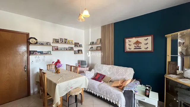 Sala de estar com sofá e mesa de jantar em um imóvel no Brasil.