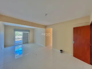 Hall de entrada com piso de cerâmica e paredes claras em imóvel no Brasil.