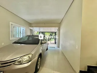 Hall de entrada com piso de cerâmica e acesso a uma área externa.