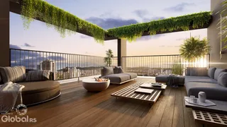 Vista ampla de uma sala de estar com decoração moderna e vegetação.