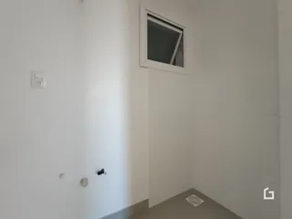 Parede branca com uma abertura de janela em um imóvel.