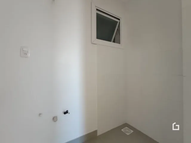 Parede branca com uma abertura de janela em um imóvel.