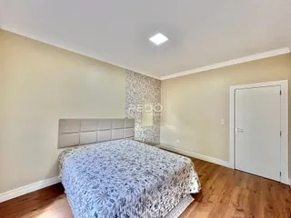 Quarto com cama e parede decorada em Lajeado.