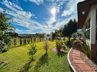 Vista externa de uma casa com um grande jardim gramado em Lajeado.