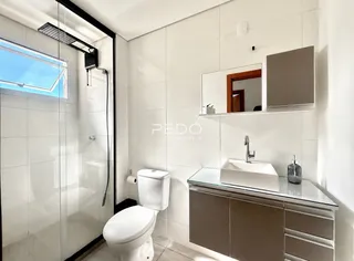 Foto de um banheiro moderno com box de chuveiro e vaso sanitário.