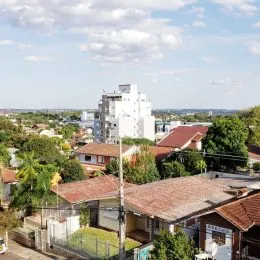 Vista aérea de telhados e vegetação em uma área residencial em Lajeado.