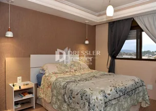 Quarto com cama e janela em um imóvel.