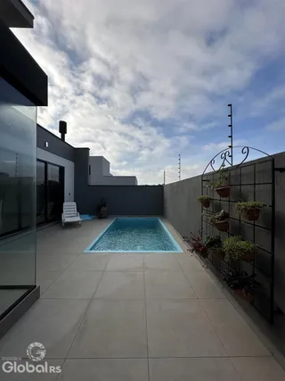 Vista externa da piscina e área de deck de uma propriedade em Lajeado.
