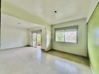 Sala de estar ampla com piso de cerâmica e porta de acesso ao exterior.