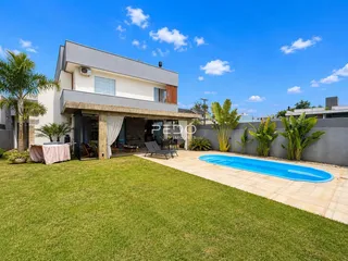 Fachada de uma casa em Lajeado, Brasil, com piscina e jardim.