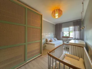Quarto com cama e grade de proteção em um imóvel no Brasil.