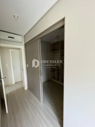 Vista de um corredor interno com portas brancas em um imóvel.
