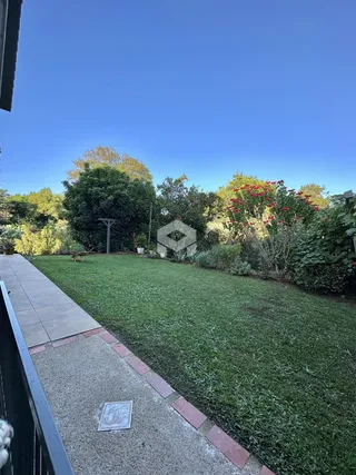 Jardim gramado com uma calçada ao lado da propriedade.