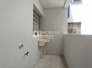 Parede branca com radiador em um ambiente interno.