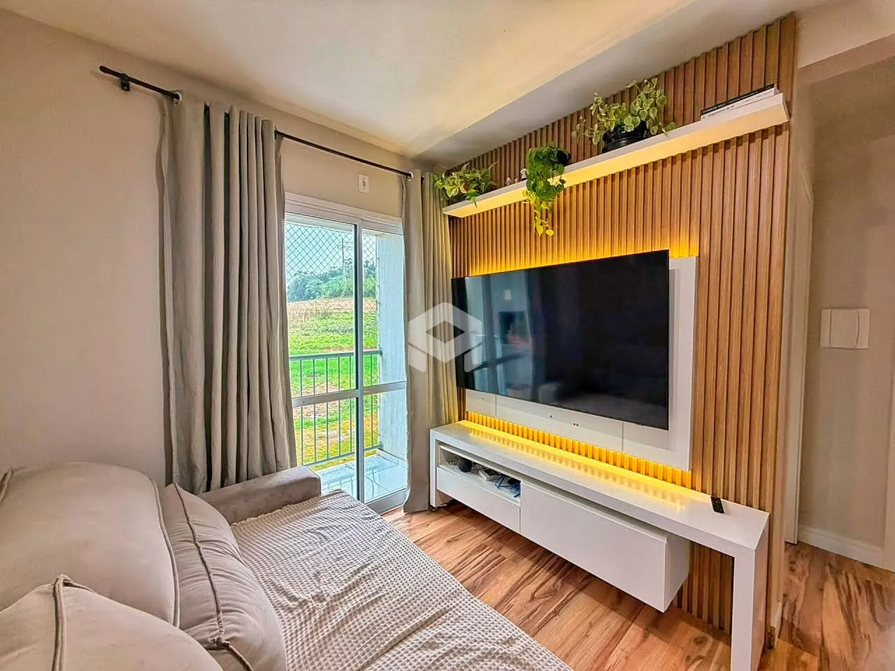 Quarto com cama e janela em ambiente interno.