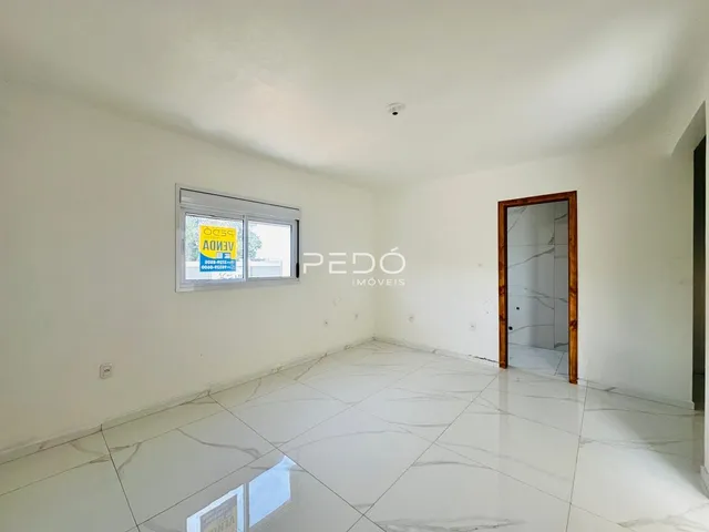 Ambiente interno de uma sala com piso de mármore claro.
