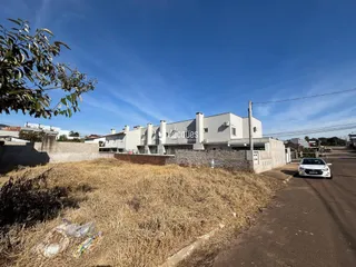 Vista da fachada de uma residência em Lajeado, Brasil, com grama seca em primeiro plano.