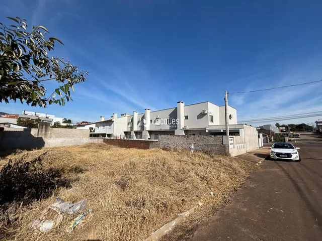 Vista da fachada de uma residência em Lajeado, Brasil, com grama seca em primeiro plano.