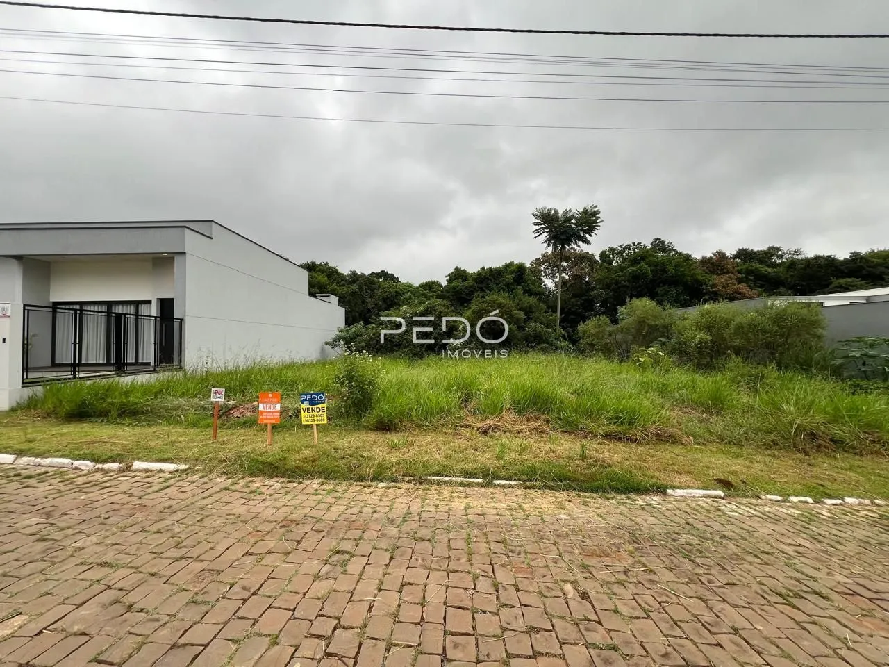 Foto da fachada de uma propriedade em Lajeado, Brasil, mostrando o jardim e a entrada.