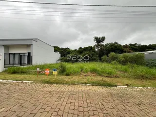 Foto da fachada de uma propriedade em Lajeado, Brasil, mostrando o jardim e a entrada.