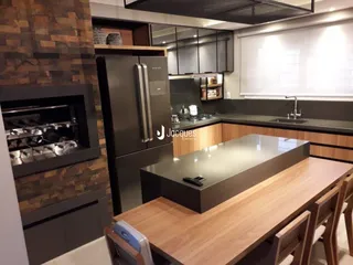 Vista da cozinha moderna com armários escuros e bancada de madeira.