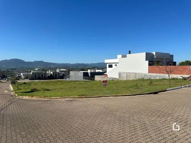 Fachada de uma residência moderna em Lajeado, Brasil.