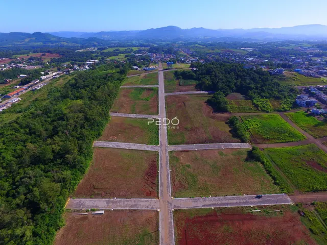 Vista aérea de uma propriedade dividida em campos e estradas no interior de Lajeado.