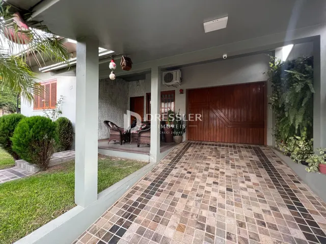 Fachada externa da propriedade com piso de ladrilhos no pátio.
