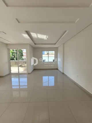 Imagem de um ambiente interno com piso de cerâmica e paredes brancas.