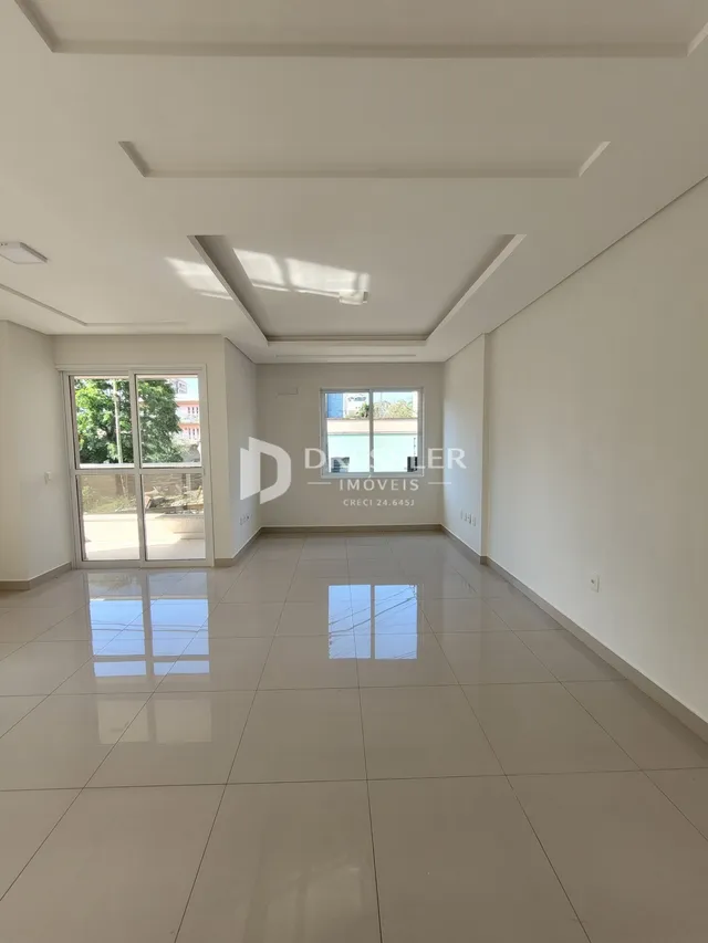 Imagem de um ambiente interno com piso de cerâmica e paredes brancas.
