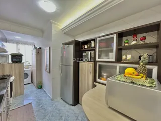 Foto de uma cozinha e área de jantar em um imóvel no Brasil.