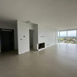 Ambiente interno com paredes brancas e lareira.