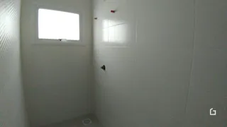 Parede branca com uma janela visível.