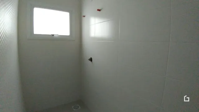 Parede branca com uma janela visível.
