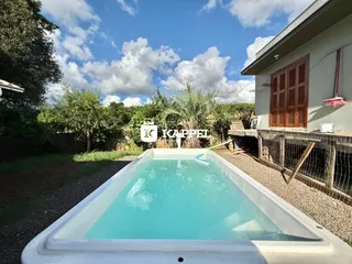 Foto de uma piscina externa em uma propriedade em Lajeado, Brasil.