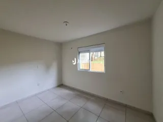 Foto de um cômodo interno com piso de cerâmica e janela.