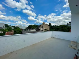 Vista de um terraço com piso de concreto e parede branca em Lajeado.