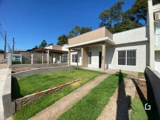 Fachada de uma casa moderna com jardim em Lajeado, Brasil.