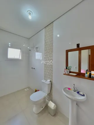 Um banheiro moderno com piso de cerâmica e revestimento de parede.