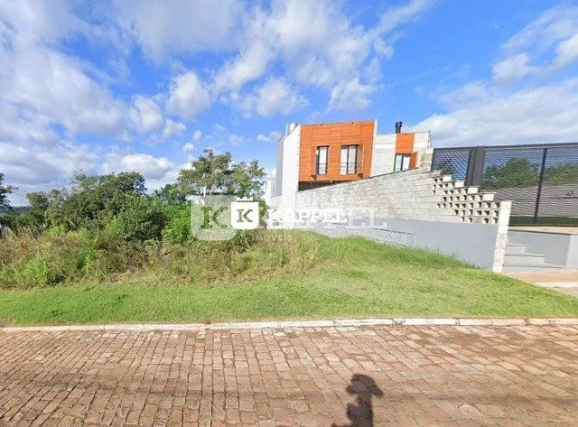 Foto da fachada de um imóvel em Lajeado, Brasil, com um jardim em primeiro plano.