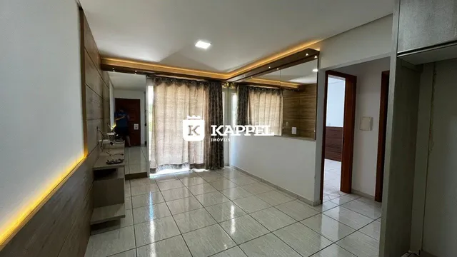 Foto de um corredor interno com piso de cerâmica e painéis de madeira.