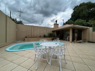 Foto de uma piscina externa com deck de cerâmica em uma propriedade.