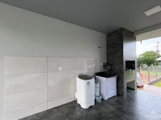 Foto de um interior com revestimento branco e equipamentos de utilidade.